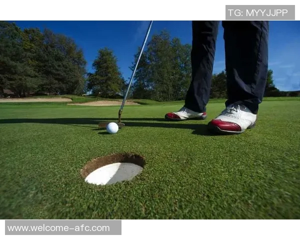 富保罗表达对小里球技的欣赏并请求其传授高尔夫技巧